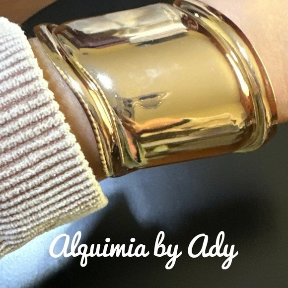 Alquimia Gold Hoop Earrings - Picture 9 of 9